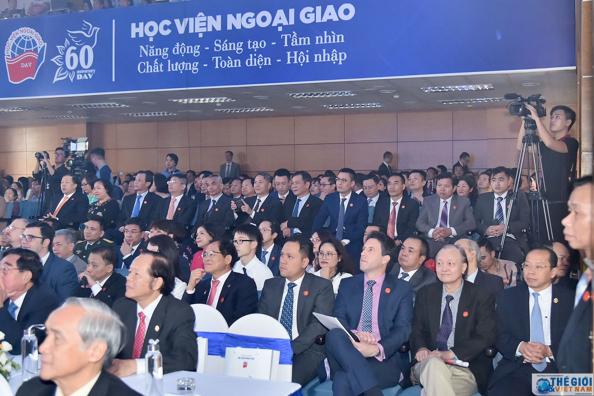 toan canh hoc vien ngoai giao ky nie m 60 nam tha nh la p qua anh