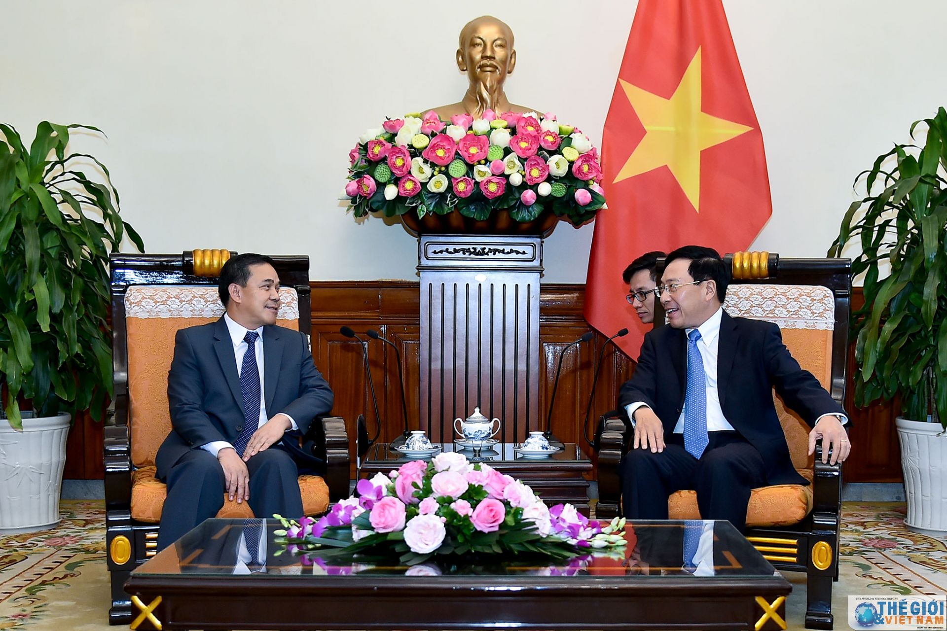 Phó Thủ tướng Phạm Bình Minh tiếp Đại sứ Lào Sengphet Houngboungnuang pho thu tuong pham binh minh tiep dai su lao sengphet houngboungnuang