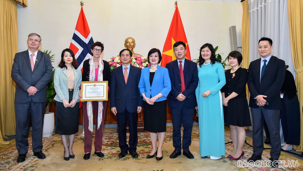 Ghi nhận đóng góp của Đại sứ Na Uy cho công tác bình đẳng giới và nâng cao năng lực cán bộ nữ của Bộ Ngoại giao Ghi nhận đóng góp của Đại sứ Na Uy cho công tác bình đẳng giới và nâng cao năng lực cán bộ nữ của Bộ Ngoại giao