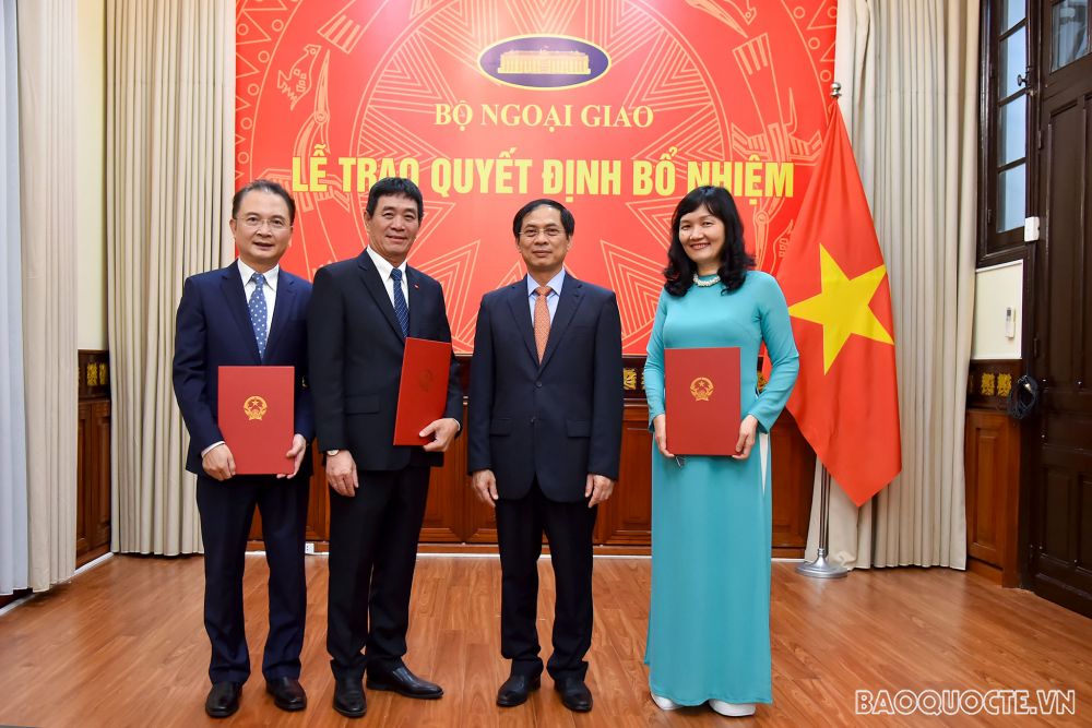 Trao quyết định bổ nhiệm Quyền Giám đốc Học viện Ngoại giao và cán bộ cấp Vụ của Bộ Ngoại giao