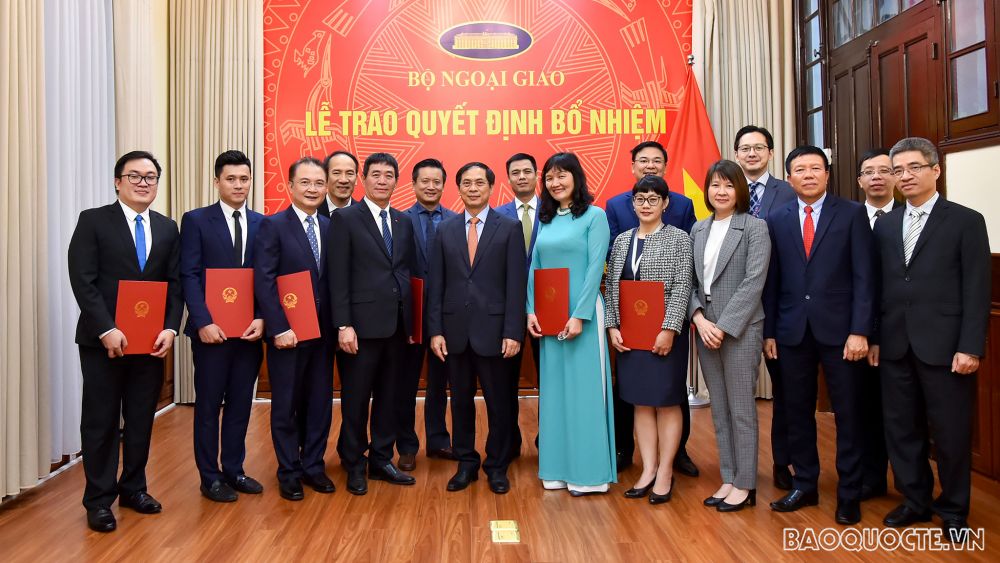 Trao quyết định bổ nhiệm Quyền Giám đốc Học viện Ngoại giao và cán bộ cấp Vụ của Bộ Ngoại giao