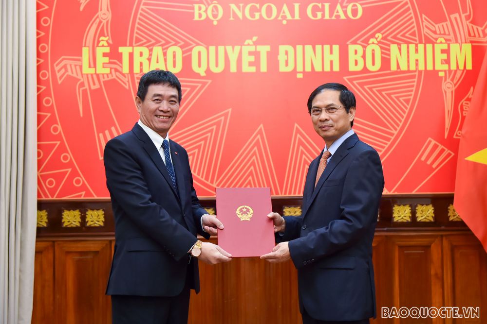 Trao quyết định bổ nhiệm Quyền Giám đốc Học viện Ngoại giao và cán bộ cấp Vụ của Bộ Ngoại giao