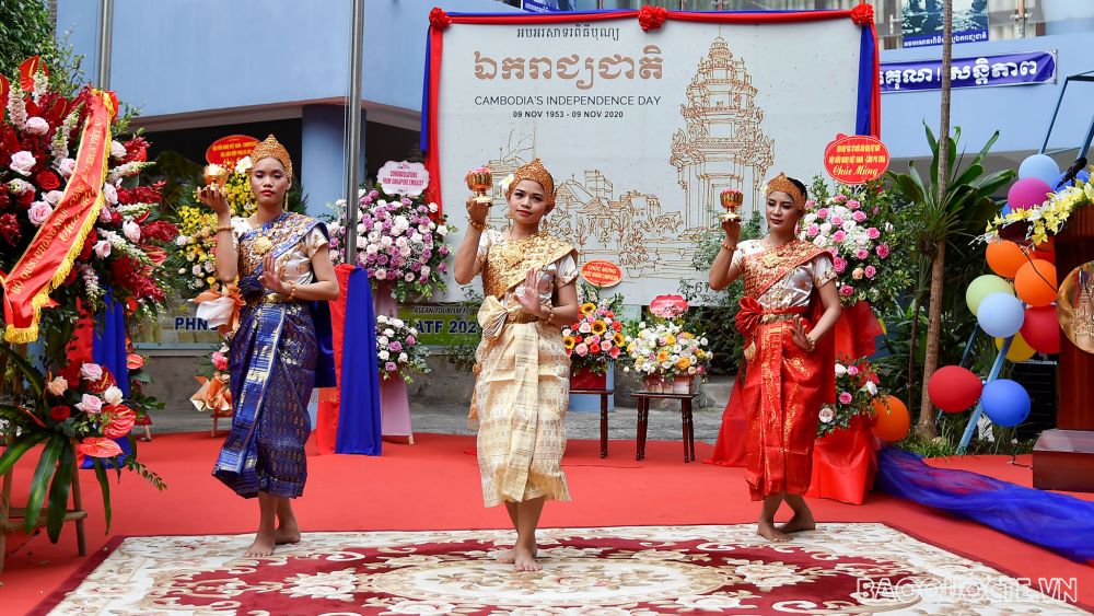 Lễ thượng cờ kỷ niệm 67 năm Quốc khánh Vương quốc Campuchia tại Hà Nội