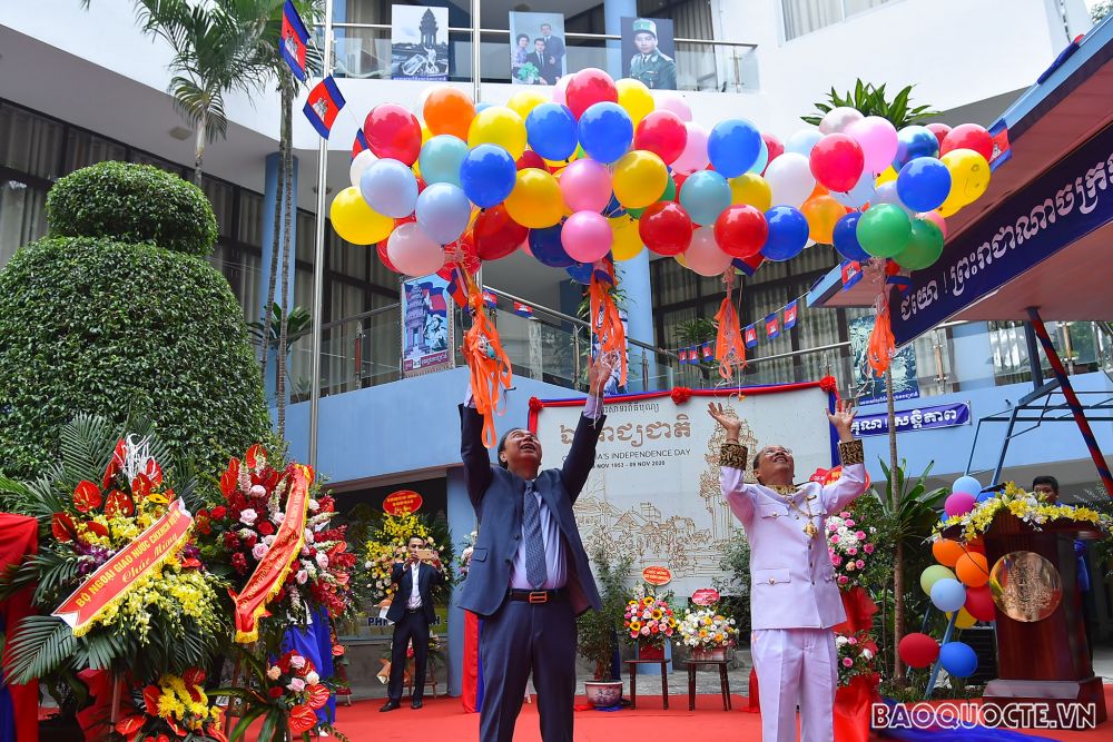 Lễ thượng cờ kỷ niệm 67 năm Quốc khánh Vương quốc Campuchia tại Hà Nội