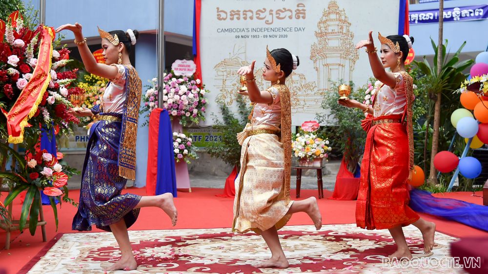 Lễ thượng cờ kỷ niệm 67 năm Quốc khánh Vương quốc Campuchia tại Hà Nội