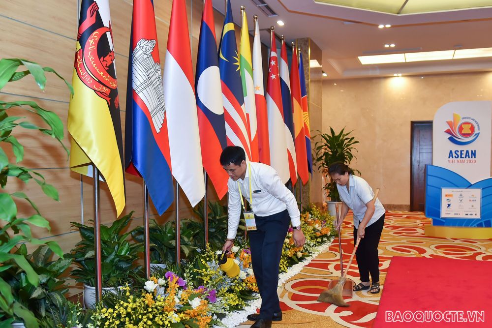 Có mấy cách treo cờ nhiều nước trong hoạt động đối ngoại?