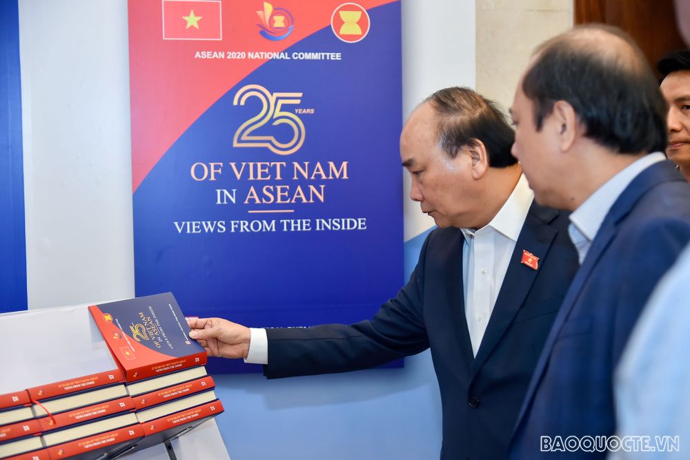ASEAN 37: Ra mắt phiên bản tiếng Anh cuốn ‘25 năm Việt Nam tham gia ASEAN qua góc nhìn của người trong cuộc’