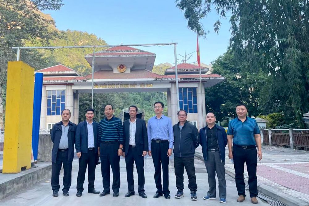 Tổng Lãnh sự Nguyễn Trung Hiếu cùng Lãnh đạo Sở Ngoại vụ, Sở Thương mại, huyện Malipho, Ban quản lý cửa khẩu và cán bộ Bộ Ngoại giao Trung Quốc cử xuống công tác cùng khảo sát cửa khẩu Thiên Bảo - Thanh Thủy.