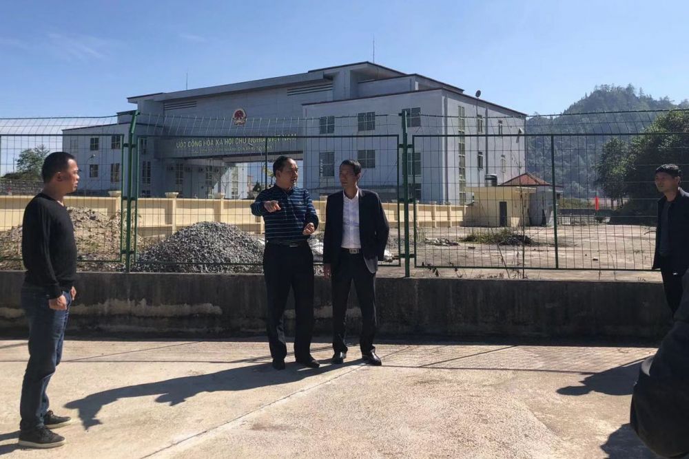 Tổng Lãnh sự Nguyễn Trung Hiếu cùng Lãnh đạo Sở Ngoại vụ, Sở Thương mại, huyện Mã Quan khảo sát cửa khẩu Đô Long - Xín Mần.
