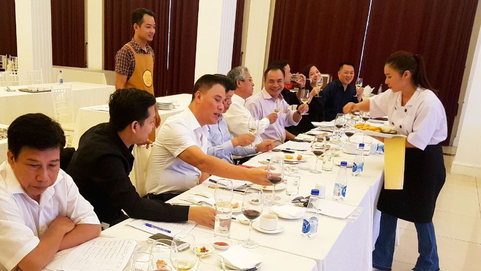 Kiểm tra sát hạch lớp bồi dưỡng nghiệp vụ nấu ăn chiêu đãi và lễ tân đối ngoại Kiểm tra sát hạch lớp bồi dưỡng nghiệp vụ nấu ăn chiêu đãi và lễ tân đối ngoại