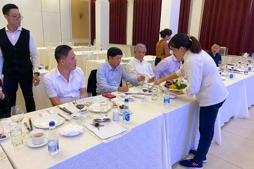 Kiểm tra sát hạch lớp bồi dưỡng nghiệp vụ nấu ăn chiêu đãi và lễ tân đối ngoại Kiểm tra sát hạch lớp bồi dưỡng nghiệp vụ nấu ăn chiêu đãi và lễ tân đối ngoại