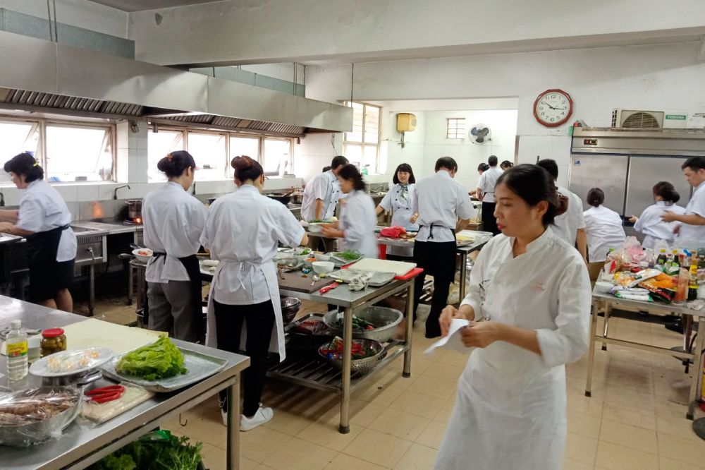 Kiểm tra sát hạch lớp bồi dưỡng nghiệp vụ nấu ăn chiêu đãi và lễ tân đối ngoại Kiểm tra sát hạch lớp bồi dưỡng nghiệp vụ nấu ăn chiêu đãi và lễ tân đối ngoại