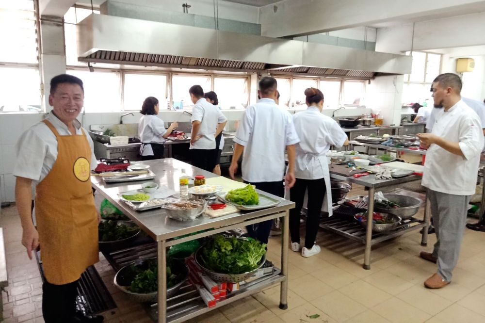 Kiểm tra sát hạch lớp bồi dưỡng nghiệp vụ nấu ăn chiêu đãi và lễ tân đối ngoại Kiểm tra sát hạch lớp bồi dưỡng nghiệp vụ nấu ăn chiêu đãi và lễ tân đối ngoại