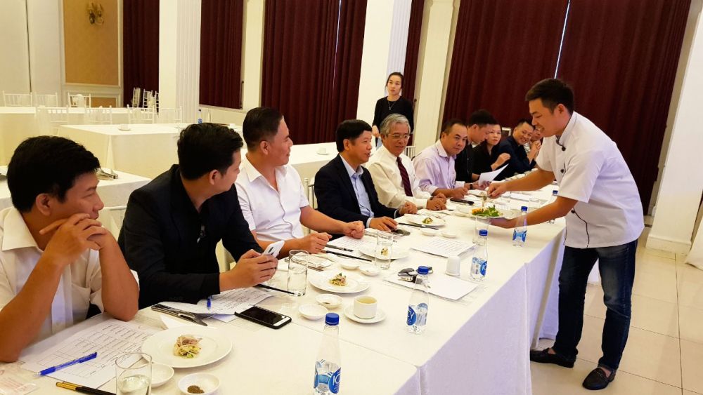 Kiểm tra sát hạch lớp bồi dưỡng nghiệp vụ nấu ăn chiêu đãi và lễ tân đối ngoại Kiểm tra sát hạch lớp bồi dưỡng nghiệp vụ nấu ăn chiêu đãi và lễ tân đối ngoại