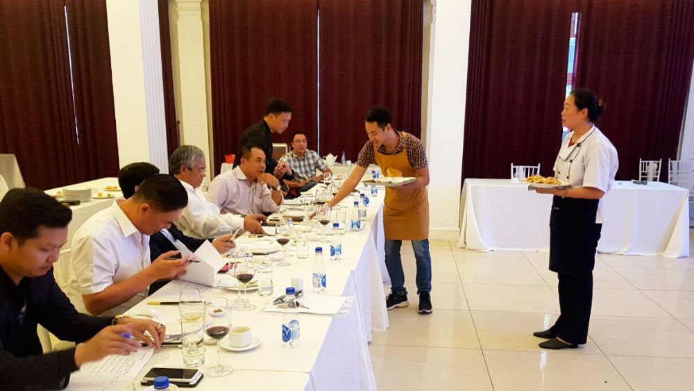 Kiểm tra sát hạch lớp bồi dưỡng nghiệp vụ nấu ăn chiêu đãi và lễ tân đối ngoại Kiểm tra sát hạch lớp bồi dưỡng nghiệp vụ nấu ăn chiêu đãi và lễ tân đối ngoại