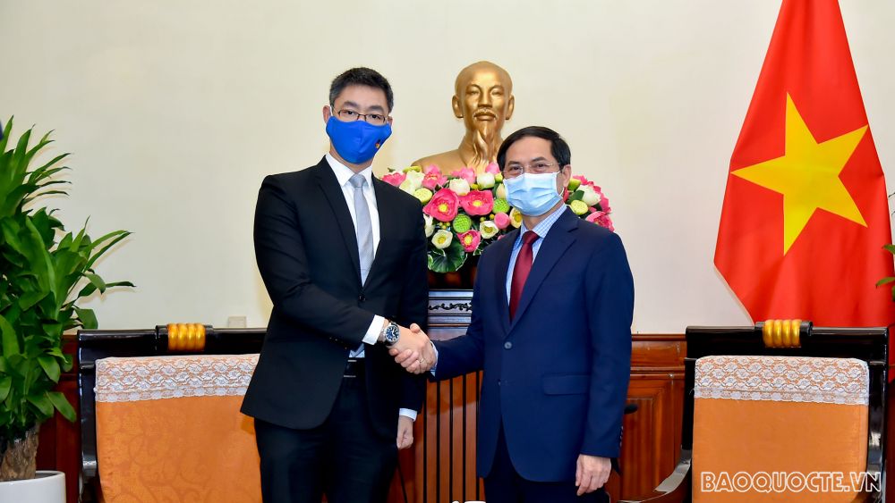 Thứ trưởng Thường trực Bộ Ngoại giao Bùi Thanh Sơn tiếp nguyên Phó Thủ tướng Đức Philipp Rosler và một số doanh nghiệp đang có chuyến thăm làm việc tại Việt Nam từ ngày 22-29/11. (Ảnh: Tuấn Anh)