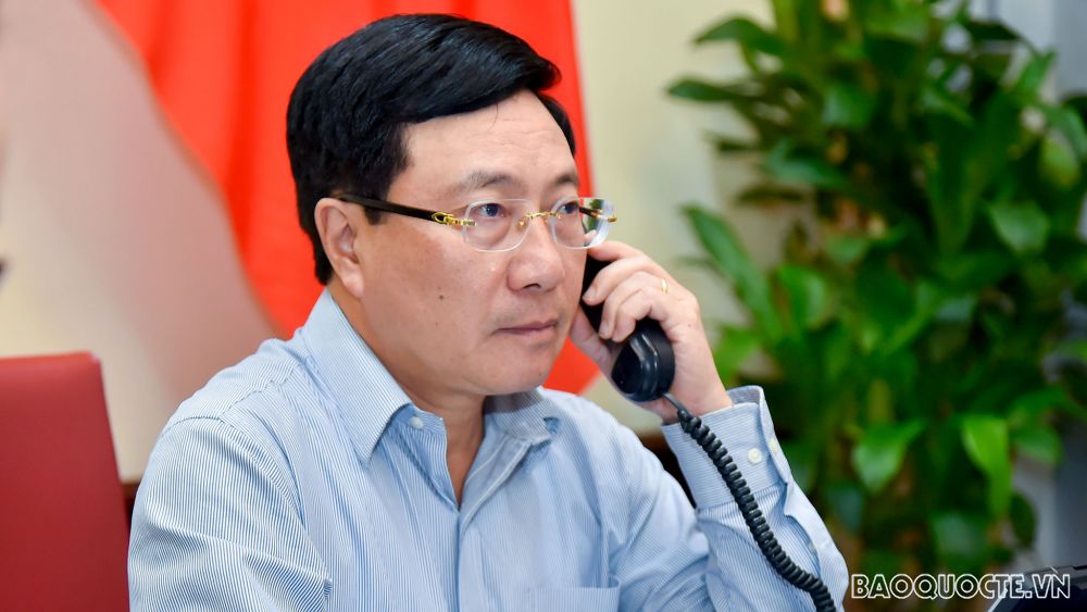 Nhân dịp kỉ niệm 45 năm thiết lập quan hệ ngoại giao Việt Nam - Angola, chiều ngày 23/11, Phó Thủ tướng, Bộ trưởng Ngoại giao Phạm Bình Minh đã điện đàm với Bộ trưởng Ngoại giao Angola Téte António để trao đổi về hợp tác song phương và phối hợp trên các diễn đàn đa phương. (Ảnh: Tuấn Anh)