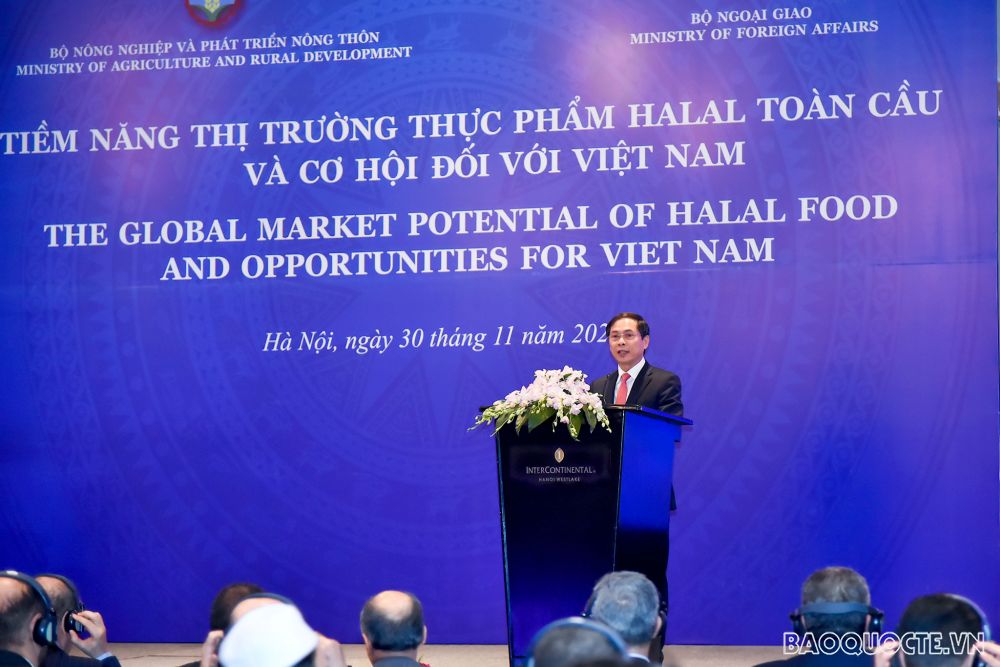 Khai mạc Diễn đàn nhằm khai thông thị trường thực phẩm Halal 1.400 tỷ USD, Thứ trưởng Thường trực Bộ Ngoại giao Bùi Thanh Sơn nhấn mạnh, thị trường thực phẩm Halal toàn cầu có tiềm năng rất lớn và đang ngày càng phát triển với tốc độ nhanh tại khắp các châu lục từ châu Á, Trung Đông - châu Phi cho tới châu Âu và châu Mỹ. (Ảnh: Tuấn Anh) Khai mạc Diễn đàn nhằm khai thông thị trường thực phẩm Halal 1.400 tỷ USD, Thứ trưởng Thường trực Bộ Ngoại giao Bùi Thanh Sơn nhấn mạnh, thị trường thực phẩm Halal toàn cầu có tiềm năng rất lớn và đang ngày càng phát triển với tốc độ nhanh tại khắp các ch
