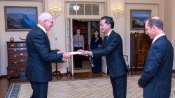 Đại sứ Nguyễn Tất Thành trình Thư ủy nhiệm lên Toàn quyền Australia