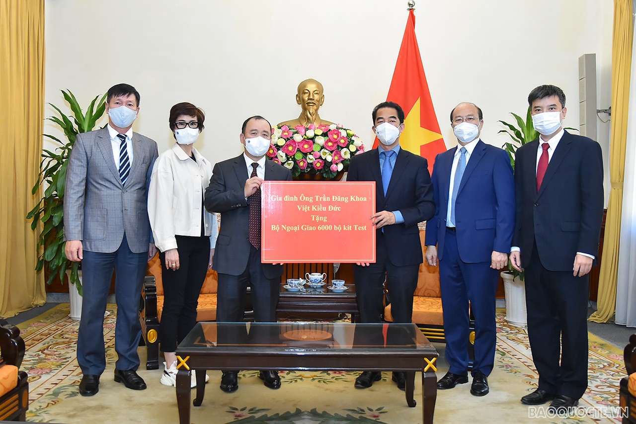 Bộ Ngoại giao tiếp nhận 6000 bộ kit test xét nghiệm Covid-19 Bộ Ngoại giao tiếp nhận 6.000 bộ kit test xét nghiệm Covid-19