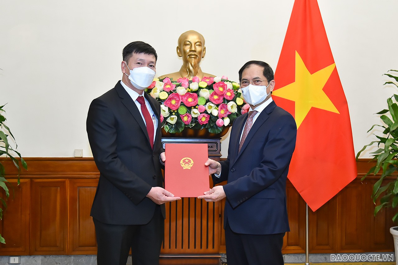 Tại buổi lễ, Ủy viên Trung ương Đảng, Bộ trưởng Ngoại giao Bùi Thanh Sơn trao quyết định bổ nhiệm ông Nguyễn Đăng Hiền, Phó Chánh Văn phòng, Ủy ban Nhà nước về người Việt Nam ở nước ngoài, Bộ Ngoại giao, giữ chức Tổng Lãnh sự Việt Nam tại Vladivostok, Liên bang Nga, thay ông Nguyễn Hoàng Việt, Tổng Lãnh sự hết nhiệm kỳ. Tại buổi lễ, Ủy viên Trung ương Đảng, Bộ trưởng Ngoại giao Bùi Thanh Sơn trao quyết định bổ nhiệm ông Nguyễn Đăng Hiền, Phó Chánh Văn phòng, Ủy ban Nhà nước về người Việt Nam ở nước ngoài, Bộ Ngoại giao, giữ chức Tổng Lãnh sự Việt Nam tại Vladivostok, Liên bang Nga, thay ông Nguyễn Hoàng Việt, Tổng Lãnh sự hết nhiệm kỳ.