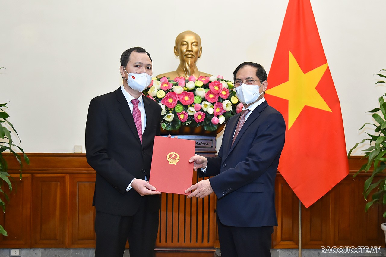 Ủy viên Trung ương Đảng, Bộ trưởng Ngoại giao Bùi Thanh Sơn trao quyết định bổ nhiệm ông Nguyễn Thành Văn, Phó Vụ trưởng Vụ Lào-Campuchia, Ban Đối ngoại Trung ương, giữ chức Tổng Lãnh sự Việt Nam tại Battambang, Campuchia, thay ông Lê Tuấn Khanh, Tổng Lãnh sự hết nhiệm kỳ. Ủy viên Trung ương Đảng, Bộ trưởng Ngoại giao Bùi Thanh Sơn trao quyết định bổ nhiệm ông Nguyễn Thành Văn, Phó Vụ trưởng Vụ Lào-Campuchia, Ban Đối ngoại Trung ương, giữ chức Tổng Lãnh sự Việt Nam tại Battambang, Campuchia, thay ông Lê Tuấn Khanh, Tổng Lãnh sự hết nhiệm kỳ.