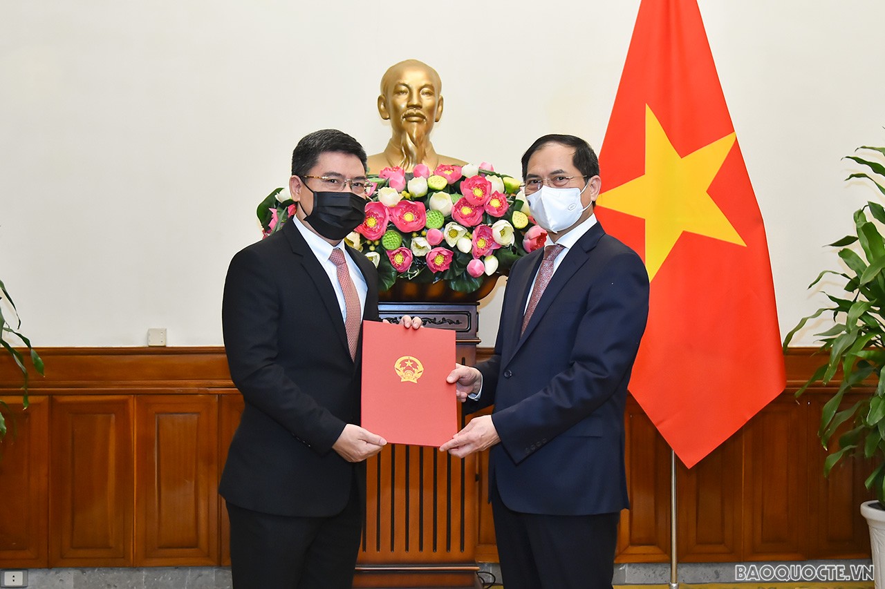 Ủy viên Trung ương Đảng, Bộ trưởng Ngoại giao Bùi Thanh Sơn trao quyết định bổ nhiệm ông Nguyễn Văn Trung, Phó Vụ trưởng Vụ Biên giới Việt-Trung, Ủy ban Biên giới quốc gia, Bộ Ngoại giao, giữ chức Tổng Lãnh sự Việt Nam tại Pakse, Lào, thay ông Bùi Thế Dũng, Tổng Lãnh sự hết nhiệm kỳ. Ủy viên Trung ương Đảng, Bộ trưởng Ngoại giao Bùi Thanh Sơn trao quyết định bổ nhiệm ông Nguyễn Văn Trung, Phó Vụ trưởng Vụ Biên giới Việt-Trung, Ủy ban Biên giới quốc gia, Bộ Ngoại giao, giữ chức Tổng Lãnh sự Việt Nam tại Pakse, Lào, thay ông Bùi Thế Dũng, Tổng Lãnh sự hết nhiệm kỳ.