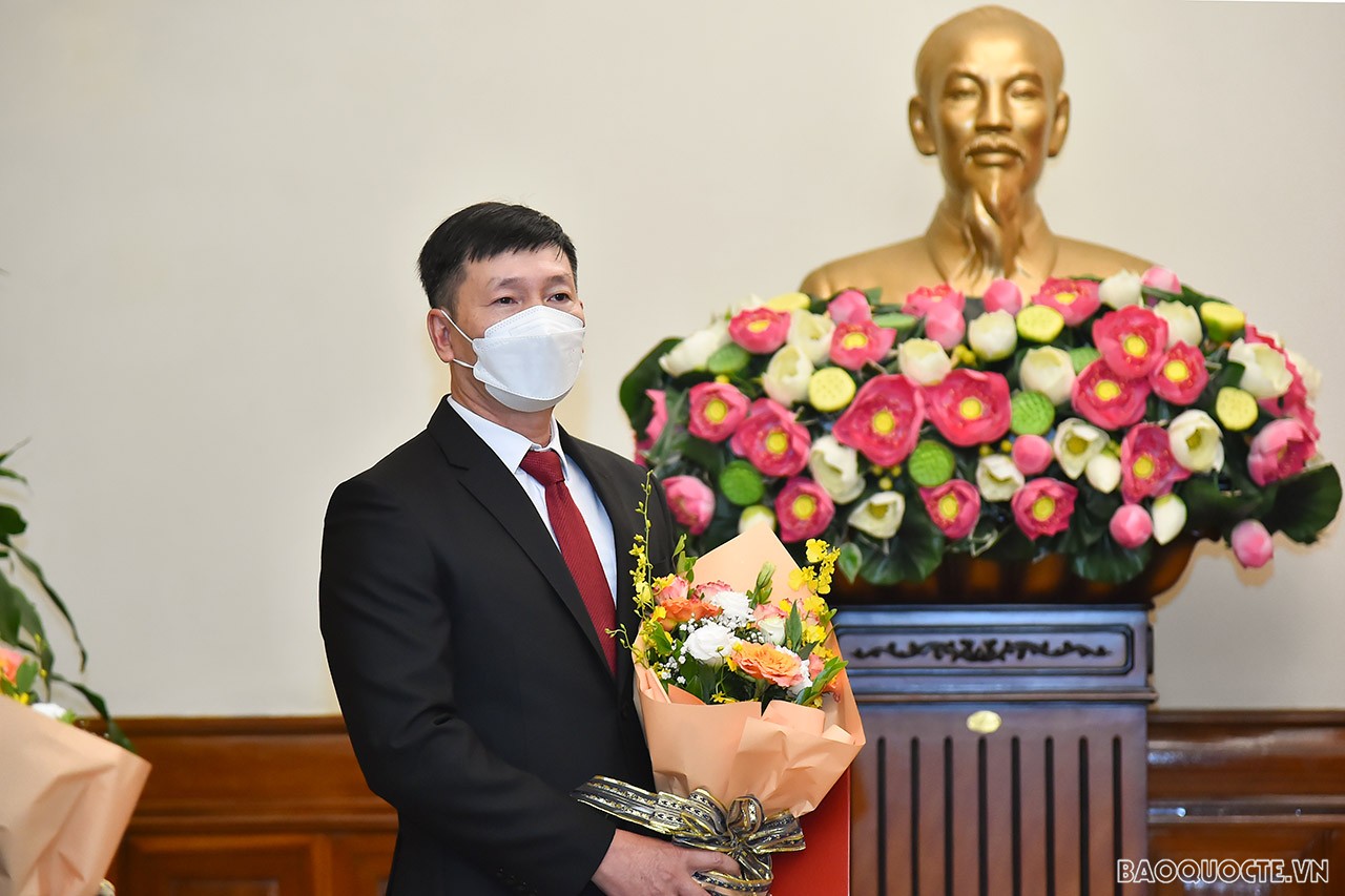 Thay mặt cho các cán bộ được bổ nhiệm làm Tổng Lãnh sự Việt Nam tại các nước, ông Nguyễn Đăng Hiền cảm ơn lời căn dặn của Bộ trưởng Ngoại giao Bùi Thanh Sơn; khẳng định sẽ luôn nỗ lực hết sức mình, phát huy năng lực, không ngừng học hỏi để làm tốt công tác, nhiệm vụ được Đảng, Nhà nước và nhân dân giao phó, để đóng góp vào thành công chung của công tác đối ngoại. Thay mặt cho các cán bộ được bổ nhiệm làm Tổng Lãnh sự Việt Nam tại các nước, ông Nguyễn Đăng Hiền cảm ơn lời căn dặn của Bộ trưởng Ngoại giao Bùi Thanh Sơn; khẳng định sẽ luôn nỗ lực hết sức mình, phát huy năng lực, không ngừng học hỏi để làm tốt công tác, nhiệm vụ được Đảng, Nhà nước và nhân dân giao phó, để đóng góp vào thành công chung của công tác đối ngoại.