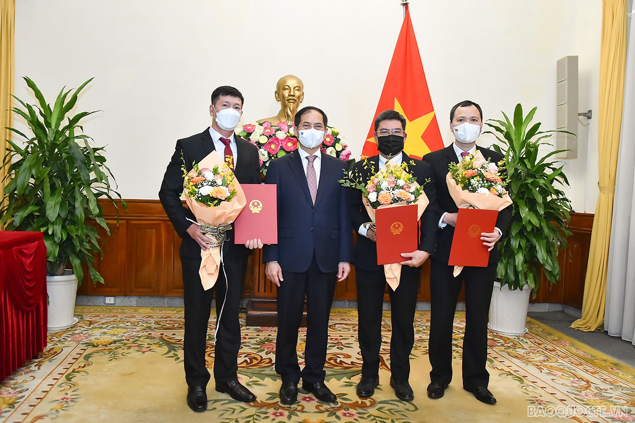 Phát biểu tại Lễ trao quyết định bổ nhiệm Bộ trưởng Ngoại giao Bùi Thanh Sơn chúc mừng các cán bộ vừa được điều động công tác và bổ nhiệm làm Tổng Lãnh sự Việt Nam tại các địa bàn. Bộ trưởng nhấn mạnh đây là sự tin tưởng của Ban cán sự Đảng Bộ, Lãnh đạo Bộ đối với năng lực và kinh nghiệm của các cán bộ. Cho rằng, đây là năm đầu tiên, ngành Ngoại giao triển khai đường lối đối ngoại Đại hội XIII, Bộ trưởng Bùi Thanh Sơn đã giao nhiệm vụ cụ thể đối với từng cán bộ. Bộ trưởng tin tưởng, với kinh nghiệm của mình, các tân Tổng Lãnh sự sẽ phát huy được năng lực và sở trường, lãnh đạo đơn vị đoàn kết, hoàn thành tốt nhiệm vụ được giao, tiếp tục xây dựng mối quan hệ chính trị, an ninh, kinh tế- xã hội tại địa bàn mình phụ trách với Việt Nam ngày càng phát triển, đóng góp vào thành công chung của đối ngoại đất nước. Phát biểu tại Lễ trao quyết định bổ nhiệm Bộ trưởng Ngoại giao Bùi Thanh Sơn chúc mừng các cán bộ vừa được điều động công tác và bổ nhiệm làm Tổng Lãnh sự Việt Nam tại các địa bàn. Bộ trưởng nhấn mạnh đây là sự tin tưởng của Ban cán sự Đảng Bộ, Lãnh đạo Bộ đối với năng lực và kinh nghiệm của các cán bộ. Cho rằng, đây là năm đầu tiên, ngành Ngoại giao triển khai đường lối đối ngoại Đại hội XIII, Bộ trưởng Bùi Thanh Sơn đã giao nhiệm vụ cụ thể đối với từng cán bộ. Bộ trưởng tin tưởng, với kinh nghiệm của mình, các tân Tổng Lãnh sự sẽ phát huy được năng lực và sở trường, lãnh đạo đơn vị đoàn kết, hoàn thành tốt nhiệm vụ được giao, tiếp tục xây dựng mối quan hệ chính trị, an ninh, kinh tế- xã hội tại địa bàn mình phụ trách với Việt Nam ngày càng phát triển, đóng góp vào thành công chung của đối ngoại đất nước.