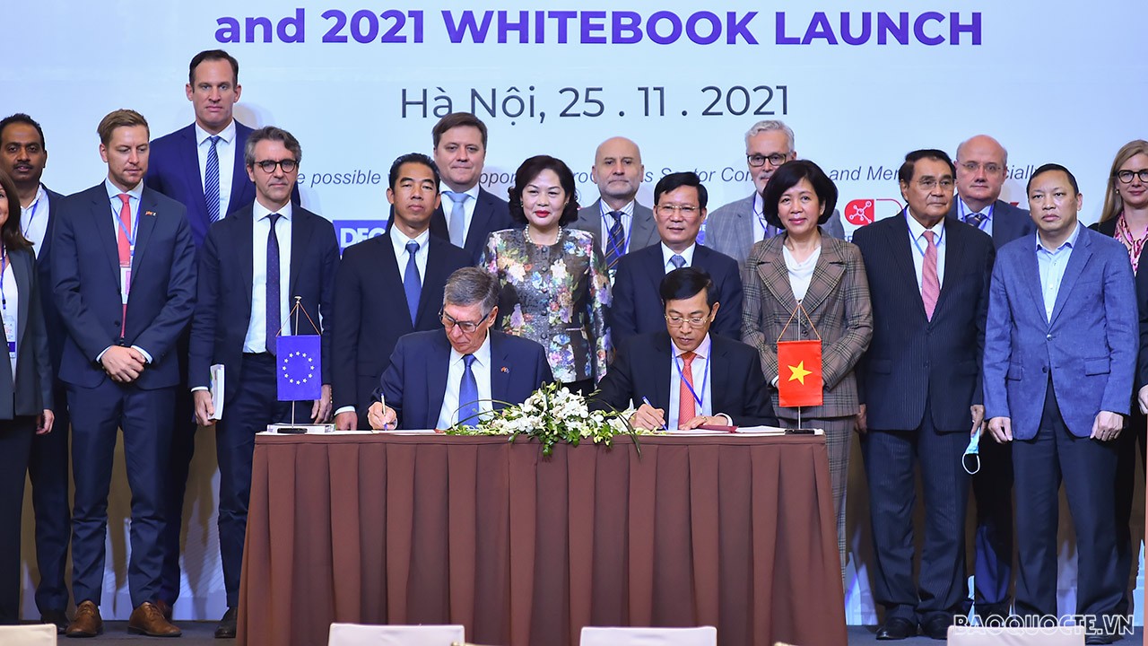 Lễ ký kết Biên bản ghi nhớ hợp tác mới giữa Bộ Ngoại giao Việt Nam và EuroCham, ngày 25/11/2021. (Ảnh: Tuấn Anh)