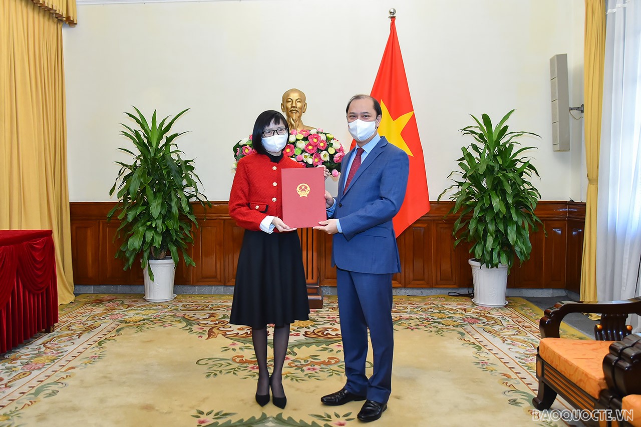 Tại buổi lễ trao quyết định, Thứ trưởng Ngoại giao Nguyễn Quốc Dũng đã trao quyết định điều động và cử bà Tôn Thị Ngọc Hương, Phó Vụ trưởng Vụ ASEAN làm Quyền Giám đốc Trung tâm Đào tạo, Bồi dưỡng cán bộ đối ngoại, Học viện Ngoại giao. Tại buổi lễ trao quyết định, Thứ trưởng Ngoại giao Nguyễn Quốc Dũng đã trao quyết định điều động và cử bà Tôn Thị Ngọc Hương, Phó Vụ trưởng Vụ ASEAN làm Quyền Giám đốc Trung tâm Đào tạo, Bồi dưỡng cán bộ đối ngoại, Học viện Ngoại giao.