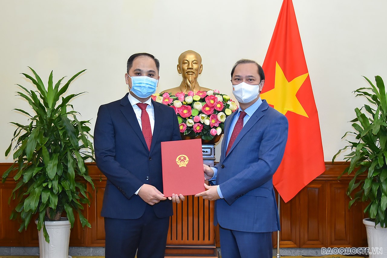 Thứ trưởng Ngoại giao Nguyễn Quốc Dũng đã trao quyết định bổ nhiệm ông Phan Minh Giang, hoàn thành Tập sự Phó Vụ trưởng Vụ ASEAN, giữ chức Phó Vụ trưởng Vụ ASEAN. Thứ trưởng Ngoại giao Nguyễn Quốc Dũng đã trao quyết định bổ nhiệm ông Phan Minh Giang, hoàn thành Tập sự Phó Vụ trưởng Vụ ASEAN, giữ chức Phó Vụ trưởng Vụ ASEAN.