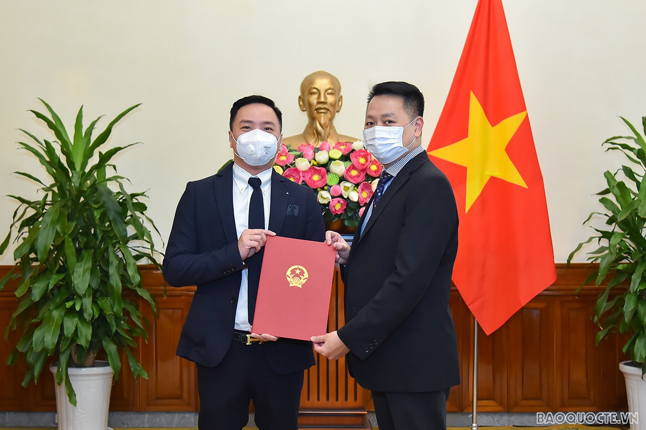 Cùng ngày, Phó Vụ trưởng phụ trách Vụ Tổ chức Cán bộ Nguyễn Việt Anh đã trao quyết định công nhận ông Nguyễn Tuấn Phong là Tập sự Phó Giám đốc Ban Quản lý dự án xây dựng trụ sở Bộ Ngoại giao. Cùng ngày, Phó Vụ trưởng phụ trách Vụ Tổ chức Cán bộ Nguyễn Việt Anh đã trao quyết định công nhận ông Nguyễn Tuấn Phong là Tập sự Phó Giám đốc Ban Quản lý dự án xây dựng trụ sở Bộ Ngoại giao.