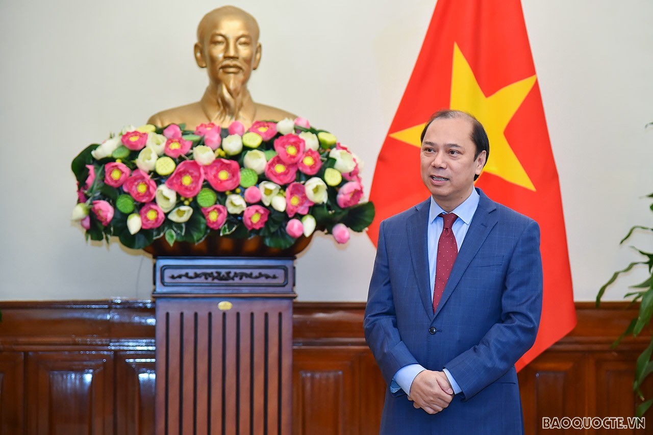 Phát biểu tại buổi lễ trao quyết định, Thứ trưởng Ngoại giao Nguyễn Quốc Dũng chúc mừng các cán bộ được nhận nhiệm vụ mới và cho rằng đây cũng là trọng trách, trách nhiệm mà Ban cán sự Đảng bộ, tập thể Lãnh đạo Bộ tin tưởng giao phó. Phát biểu tại buổi lễ trao quyết định, Thứ trưởng Ngoại giao Nguyễn Quốc Dũng chúc mừng các cán bộ được nhận nhiệm vụ mới và cho rằng đây cũng là trọng trách, trách nhiệm mà Ban cán sự Đảng bộ, tập thể Lãnh đạo Bộ tin tưởng giao phó.