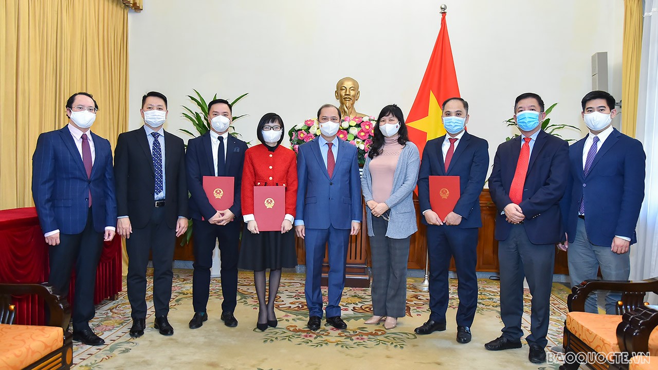 Tham dự buổi lễ trao quyết định còn có đại diện lãnh đạo các đơn vị có liên quan của Bộ Ngoại giao. Tham dự buổi lễ trao quyết định còn có đại diện lãnh đạo các đơn vị có liên quan của Bộ Ngoại giao.