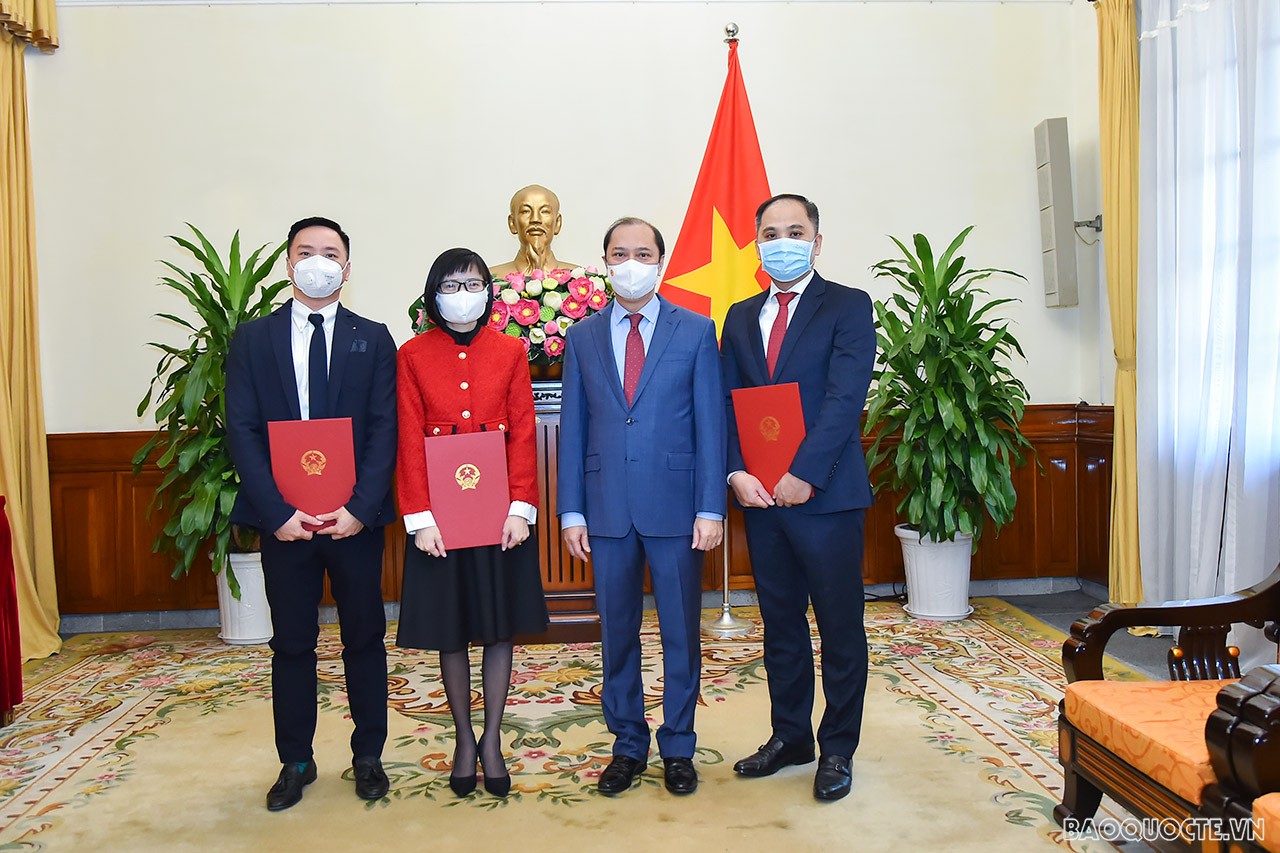 Thay mặt cho các cán bộ được bổ nhiệm, bà Tôn Thị Ngọc Hương cảm ơn sự quan tâm của Bộ trưởng và tập thể Lãnh đạo Bộ; hứa sẽ tiếp tục nỗ lực hết sức mình, hoàn thành tốt các nhiệm vụ được giao. Thay mặt cho các cán bộ được bổ nhiệm, bà Tôn Thị Ngọc Hương cảm ơn sự quan tâm của Bộ trưởng và tập thể Lãnh đạo Bộ; hứa sẽ tiếp tục nỗ lực hết sức mình, hoàn thành tốt các nhiệm vụ được giao.