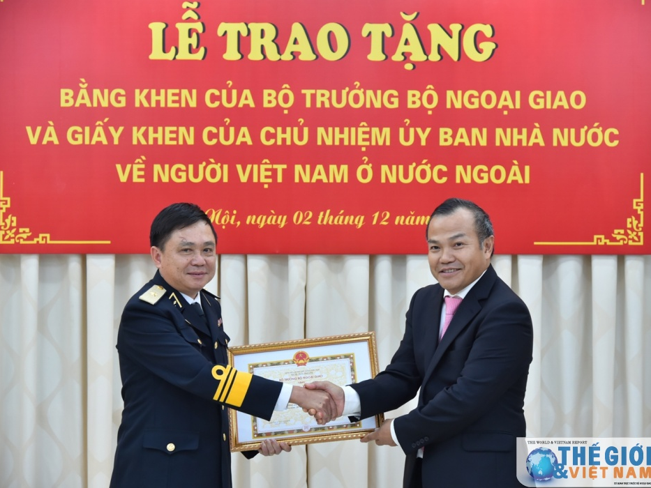 Tặng Bằng khen của Bộ trưởng Ngoại giao cho cán bộ chiến sĩ hải quân