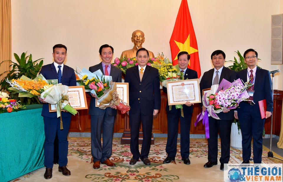 Trao Bằng khen của Bộ trưởng Ngoại giao cho các cán bộ làm công tác văn hóa