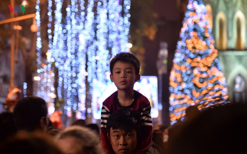 “Biển người” chen chân trên phố đi bộ Hà Nội trong đêm Giáng sinh bien nguoi chen chan tren pho di bo ha noi trong dem giang sinh