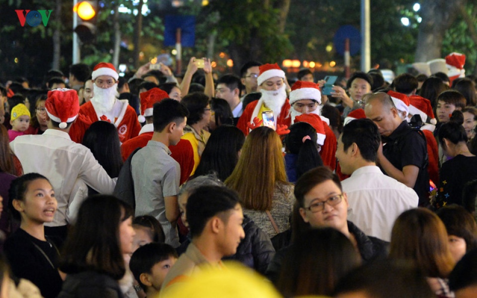 “Biển người” chen chân trên phố đi bộ Hà Nội trong đêm Giáng sinh bien nguoi chen chan tren pho di bo ha noi trong dem giang sinh