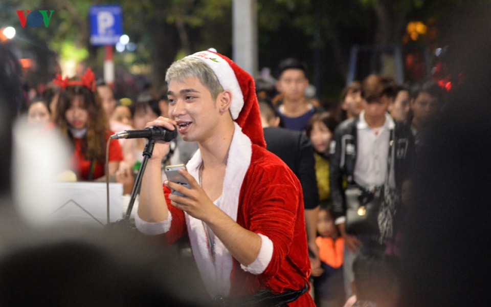 “Biển người” chen chân trên phố đi bộ Hà Nội trong đêm Giáng sinh bien nguoi chen chan tren pho di bo ha noi trong dem giang sinh