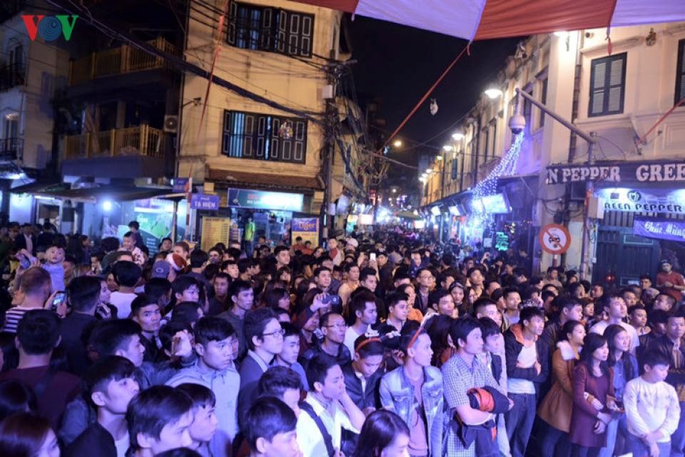 “Biển người” chen chân trên phố đi bộ Hà Nội trong đêm Giáng sinh bien nguoi chen chan tren pho di bo ha noi trong dem giang sinh