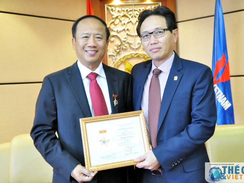 Đại sứ Ngô Tiến Dũng nhận kỷ niệm chương “Vì sự nghiệp dầu khí”