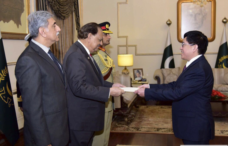 Đại sứ Phạm Hoàng Kim trình Quốc thư lên Tổng thống Pakistan