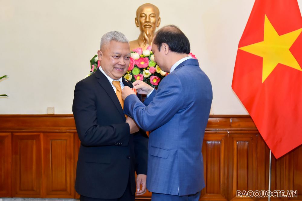 Sáng 3/12, tại Trụ sở Bộ Ngoại giao, thừa ủy quyền của Tổng Bí thư, Chủ tịch nước Nguyễn Phú Trọng, Thứ trưởng Ngoại giao Nguyễn Quốc Dũng trao Huân chương Hữu nghị cho Ngài Ibnu Hadi, Đại sứ Đặc mệnh Toàn quyền Indonesia tại Việt Nam. (Ảnh: Tuấn Anh) Sáng 3/12, tại Trụ sở Bộ Ngoại giao, thừa ủy quyền của Tổng Bí thư, Chủ tịch nước Nguyễn Phú Trọng, Thứ trưởng Ngoại giao Nguyễn Quốc Dũng trao Huân chương Hữu nghị cho Ngài Ibnu Hadi, Đại sứ Đặc mệnh Toàn quyền Indonesia tại Việt Nam. (Ảnh: Tuấn Anh)