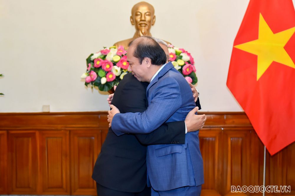 Sáng 3/12, tại Trụ sở Bộ Ngoại giao, thừa ủy quyền của Tổng Bí thư, Chủ tịch nước Nguyễn Phú Trọng, Thứ trưởng Ngoại giao Nguyễn Quốc Dũng trao Huân chương Hữu nghị cho Ngài Ibnu Hadi, Đại sứ Đặc mệnh Toàn quyền Indonesia tại Việt Nam. (Ảnh: Tuấn Anh) Sáng 3/12, tại Trụ sở Bộ Ngoại giao, thừa ủy quyền của Tổng Bí thư, Chủ tịch nước Nguyễn Phú Trọng, Thứ trưởng Ngoại giao Nguyễn Quốc Dũng trao Huân chương Hữu nghị cho Ngài Ibnu Hadi, Đại sứ Đặc mệnh Toàn quyền Indonesia tại Việt Nam. (Ảnh: Tuấn Anh)