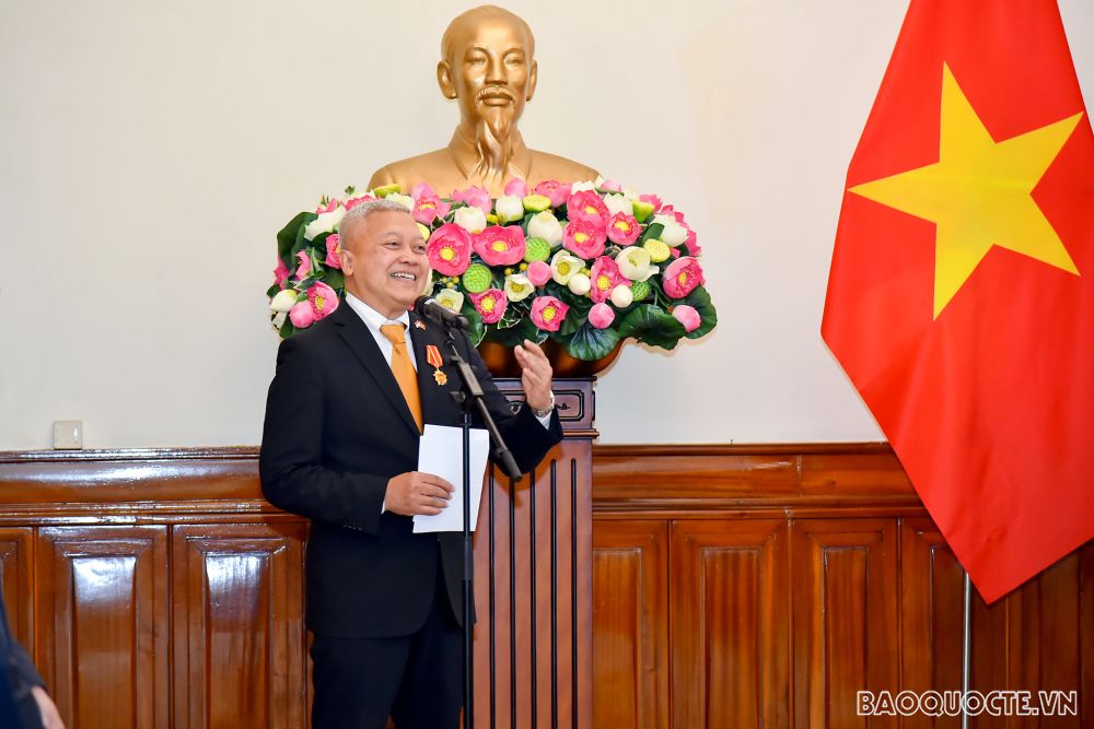 Sáng 3/12, tại Trụ sở Bộ Ngoại giao, thừa ủy quyền của Tổng Bí thư, Chủ tịch nước Nguyễn Phú Trọng, Thứ trưởng Ngoại giao Nguyễn Quốc Dũng trao Huân chương Hữu nghị cho Ngài Ibnu Hadi, Đại sứ Đặc mệnh Toàn quyền Indonesia tại Việt Nam. (Ảnh: Tuấn Anh) Sáng 3/12, tại Trụ sở Bộ Ngoại giao, thừa ủy quyền của Tổng Bí thư, Chủ tịch nước Nguyễn Phú Trọng, Thứ trưởng Ngoại giao Nguyễn Quốc Dũng trao Huân chương Hữu nghị cho Ngài Ibnu Hadi, Đại sứ Đặc mệnh Toàn quyền Indonesia tại Việt Nam. (Ảnh: Tuấn Anh)