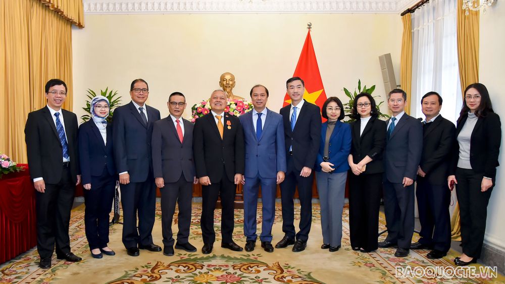 Sáng 3/12, tại Trụ sở Bộ Ngoại giao, thừa ủy quyền của Tổng Bí thư, Chủ tịch nước Nguyễn Phú Trọng, Thứ trưởng Ngoại giao Nguyễn Quốc Dũng trao Huân chương Hữu nghị cho Ngài Ibnu Hadi, Đại sứ Đặc mệnh Toàn quyền Indonesia tại Việt Nam. (Ảnh: Tuấn Anh) Sáng 3/12, tại Trụ sở Bộ Ngoại giao, thừa ủy quyền của Tổng Bí thư, Chủ tịch nước Nguyễn Phú Trọng, Thứ trưởng Ngoại giao Nguyễn Quốc Dũng trao Huân chương Hữu nghị cho Ngài Ibnu Hadi, Đại sứ Đặc mệnh Toàn quyền Indonesia tại Việt Nam. (Ảnh: Tuấn Anh)