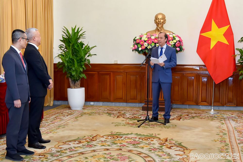 Sáng 3/12, tại Trụ sở Bộ Ngoại giao, thừa ủy quyền của Tổng Bí thư, Chủ tịch nước Nguyễn Phú Trọng, Thứ trưởng Ngoại giao Nguyễn Quốc Dũng trao Huân chương Hữu nghị cho Ngài Ibnu Hadi, Đại sứ Đặc mệnh Toàn quyền Indonesia tại Việt Nam. (Ảnh: Tuấn Anh) Sáng 3/12, tại Trụ sở Bộ Ngoại giao, thừa ủy quyền của Tổng Bí thư, Chủ tịch nước Nguyễn Phú Trọng, Thứ trưởng Ngoại giao Nguyễn Quốc Dũng trao Huân chương Hữu nghị cho Ngài Ibnu Hadi, Đại sứ Đặc mệnh Toàn quyền Indonesia tại Việt Nam. (Ảnh: Tuấn Anh)