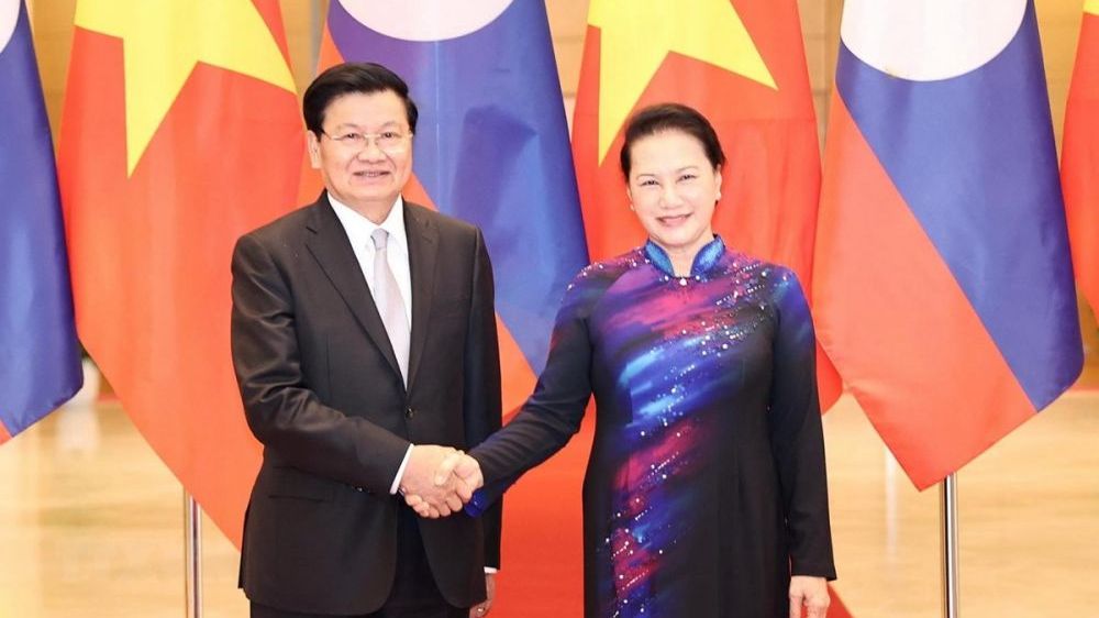 Chủ tịch Quốc hội Nguyễn Thị Kim Ngân hội kiến Thủ tướng Lào Thongloun Sisoulith